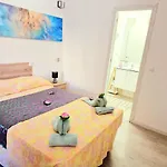 Dom wakacyjny Daniel Beachfront, 2 Wifi Free Playa de las Americas (Tenerife)